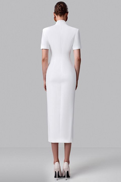 Платье с фигурным вырезом и рядом пуговиц