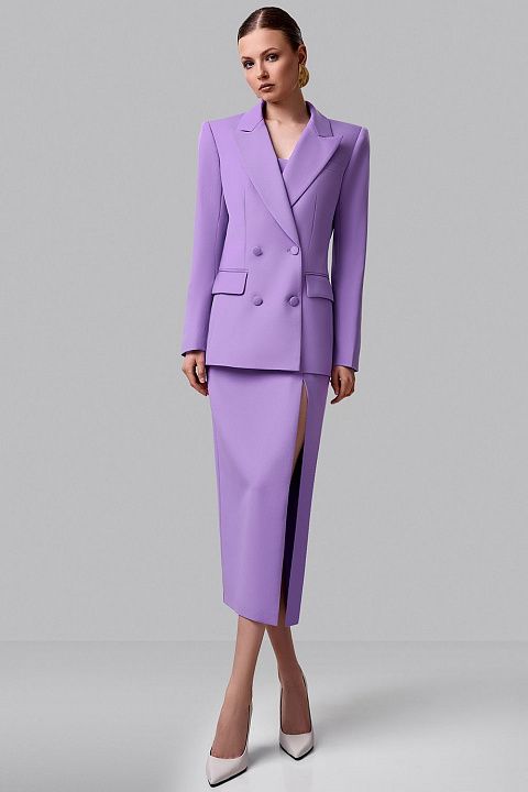 Двубортный жакет с акцентными плечами и приталенным силуэтом