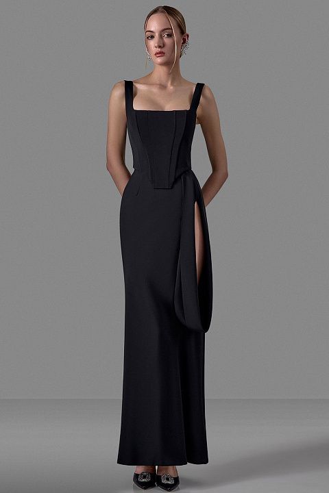 Юбка с асимметричной драпировкой и выразительным разрезом