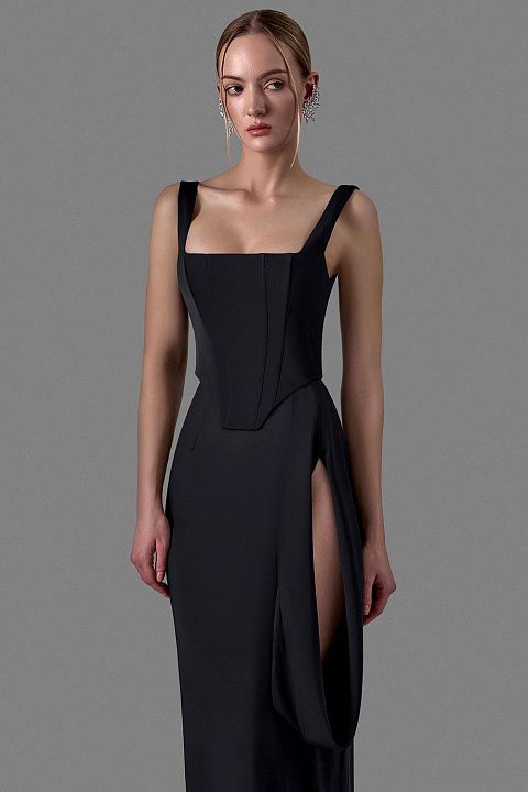 Гладкий корсет с графичным вырезом