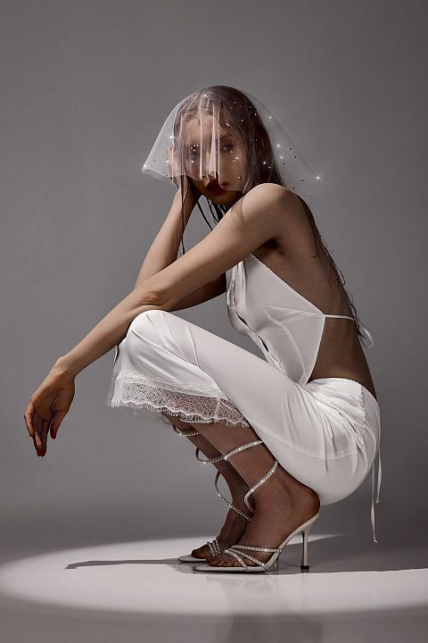 Рубашка с открытой спиной и воротником-стойкой