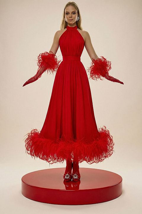 Платье-халтер с перьями