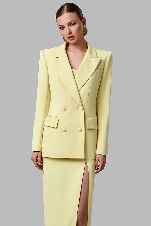 Двубортный жакет с акцентными плечами и приталенным силуэтом