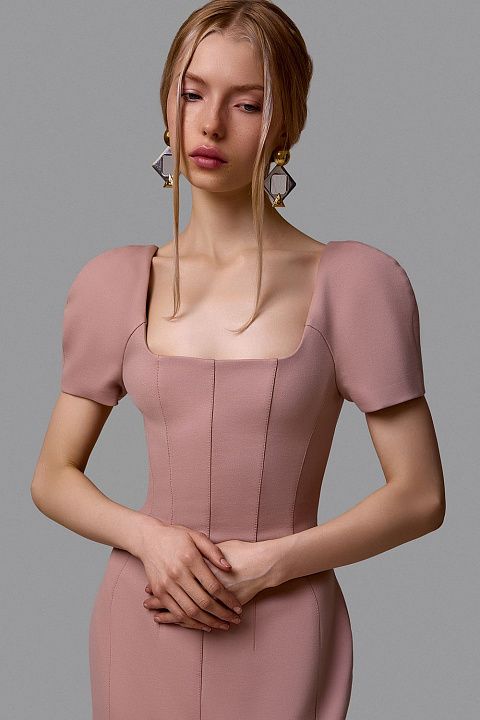 Платье-футляр с квадратным вырезом и рукавами-фонариками