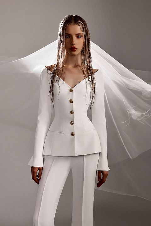 Жакет с акцентным декольте и декоративными пуговицами