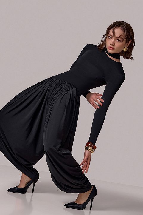 Комбинезон с акцентом на линии талии и объемным низом