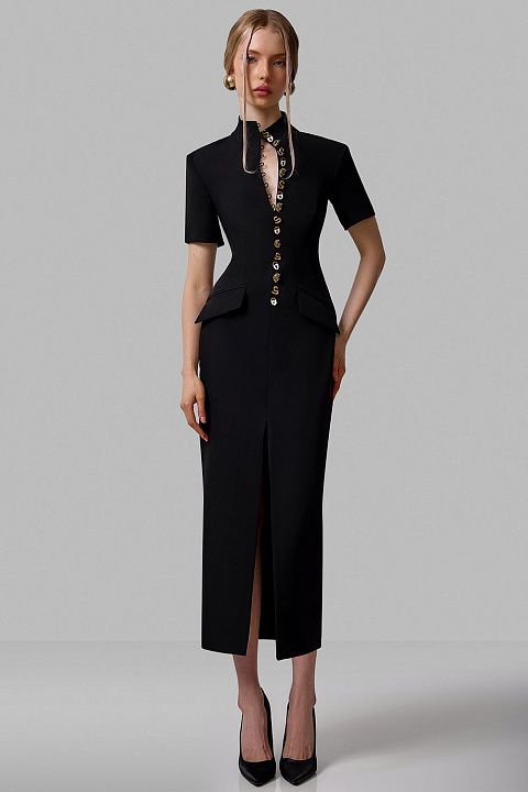 Платье с фигурным вырезом и рядом пуговиц