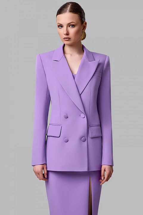 Двубортный жакет с акцентными плечами и приталенным силуэтом