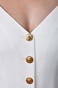 Жакет с акцентным декольте и декоративными пуговицами
