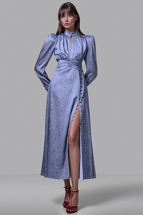 Элегантное платье миди с драпировкой и разрезом спереди