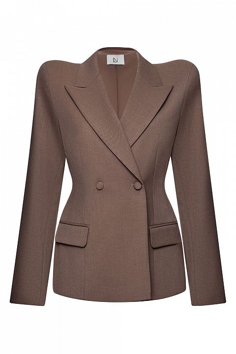 Жакет с острыми лацканами и выразительной линией плеч