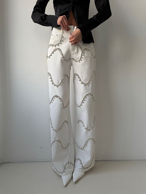 Джинсы прямого кроя с декоративным узором из страз