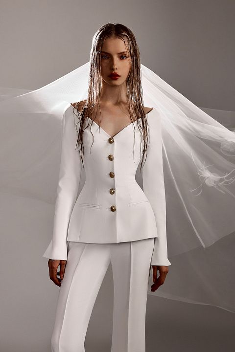 Жакет с акцентным декольте и декоративными пуговицами
