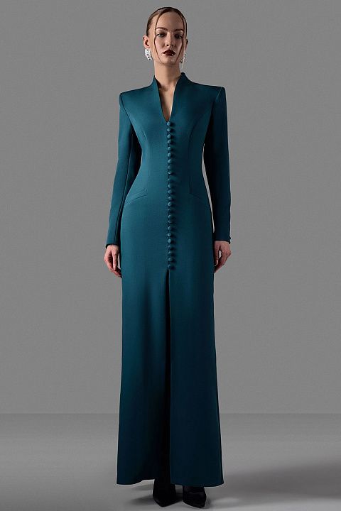 Платье в пол с фигурным вырезом и пуговицами