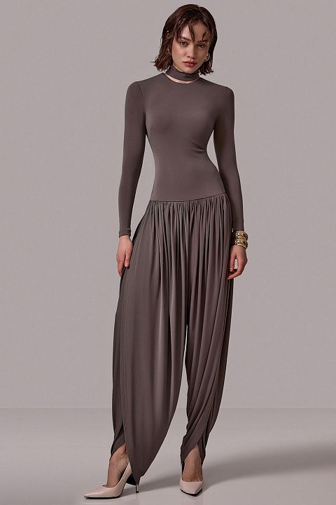 Комбинезон с акцентом на линии талии и объемным низом