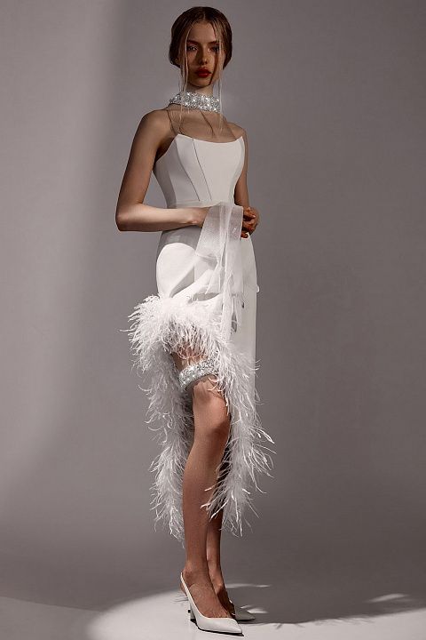 Платье миди с натуральными перьями страуса