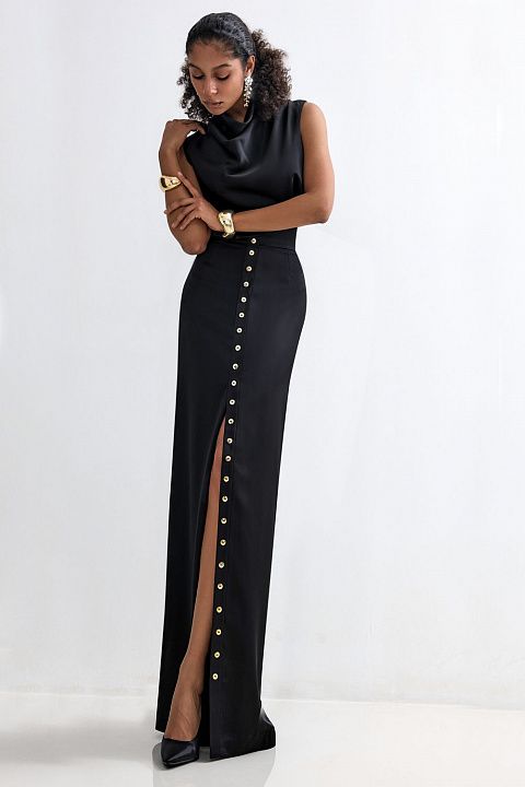 Прямая юбка макси с разрезом и золотистой линией пуговиц