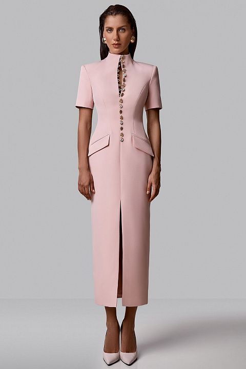 Стильное платье с фигурным вырезом и рядом пуговиц