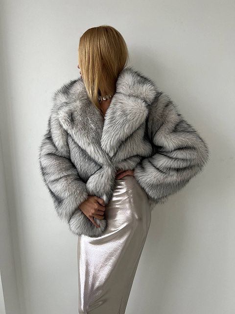 Модная короткая шуба из экомеха