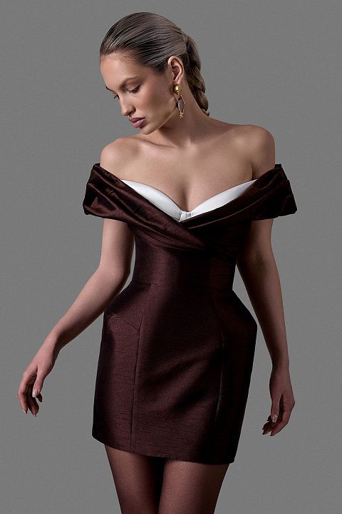 Платье мини с глубоким декольте