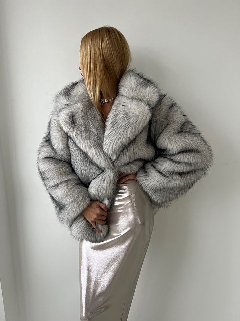 Модная короткая шуба из экомеха