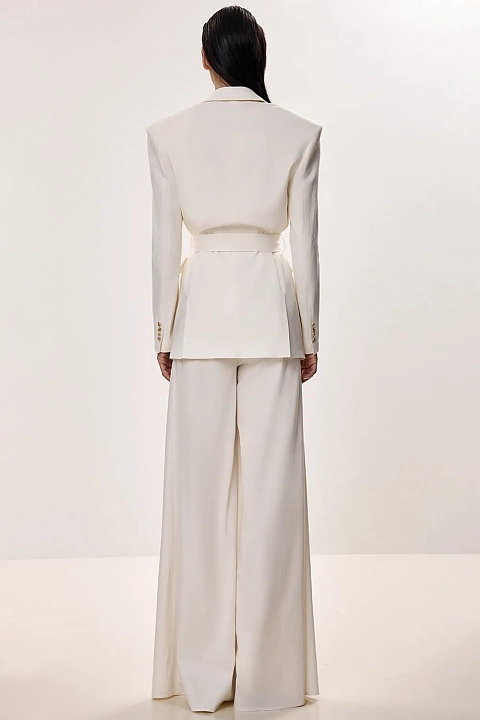 Льняные брюки с изящными разрезами