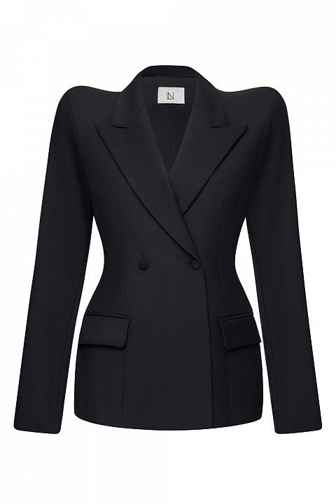 Жакет с острыми лацканами и выразительной линией плеч