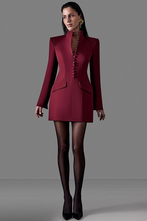 Стильное мини-платье с фигурным вырезом и рядом пуговиц