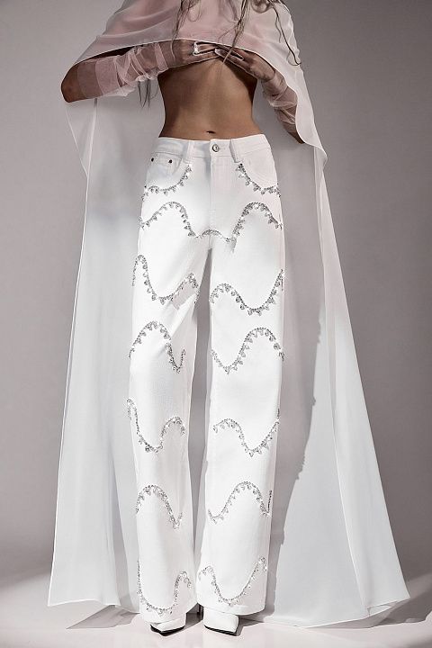 Джинсы прямого кроя с декоративным узором из страз