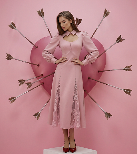 Платье с кружевной вставкой и вырезом-сердцем