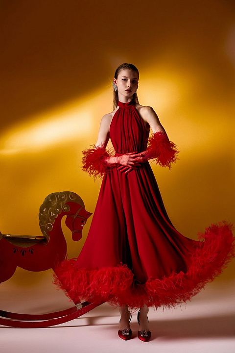 Платье-халтер с перьями